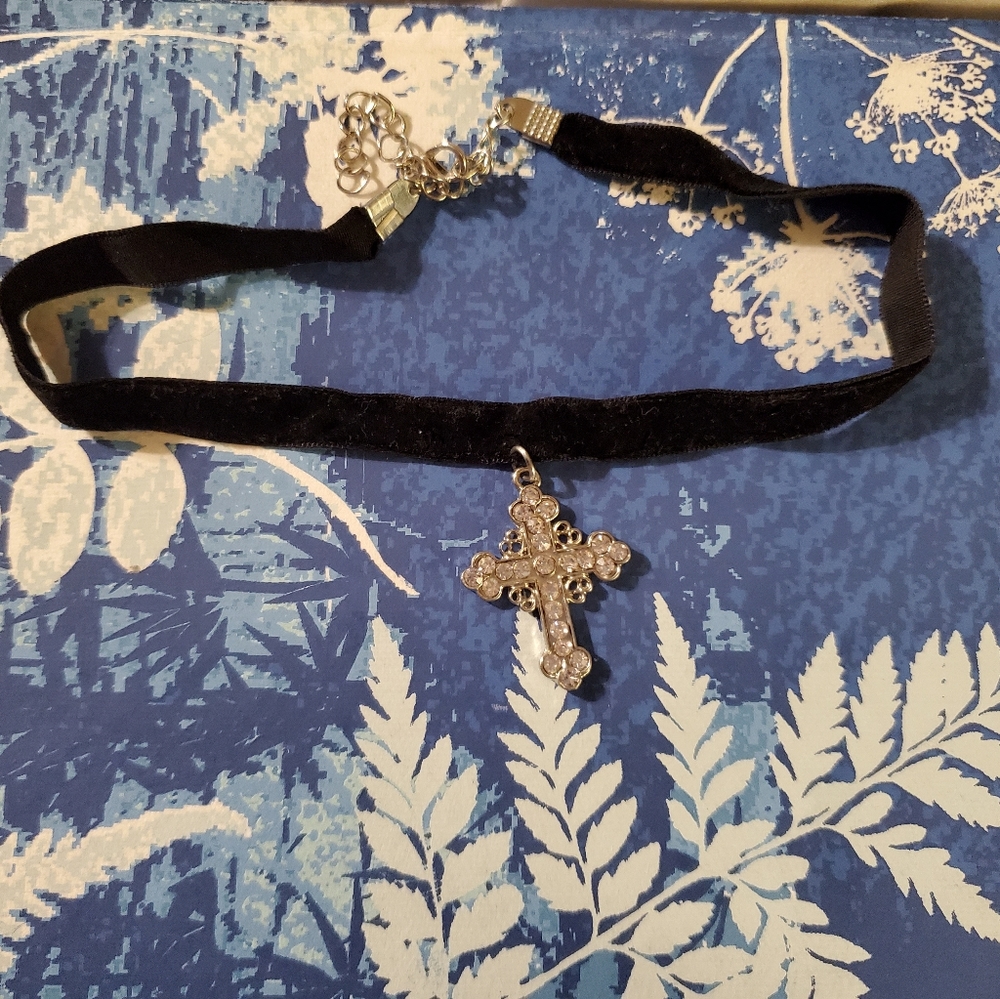 Cross choker